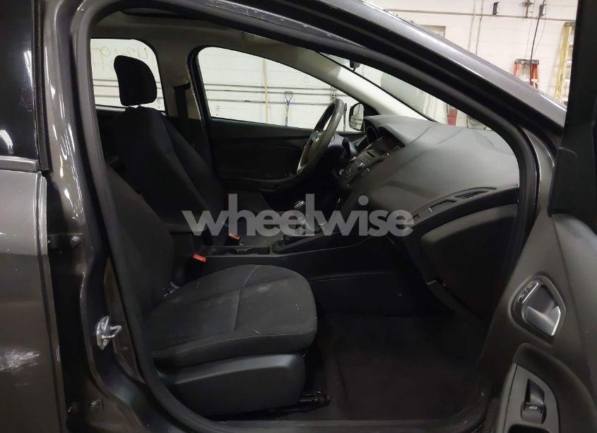 Photo 5 of 2015 Ford Focus SE (VIN 1FADP3F24FL362109)