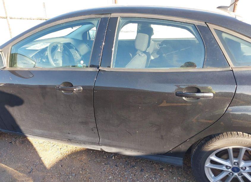 Photo 14 of 2015 Ford Focus SE (VIN 1FADP3F24FL366502)