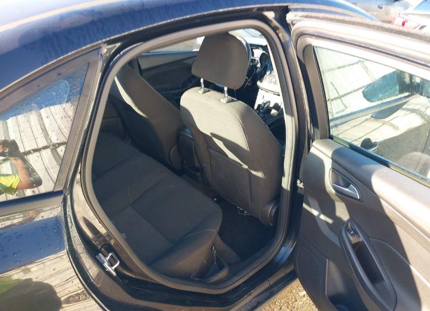 Photo 8 of 2015 Ford Focus SE (VIN 1FADP3F24FL366502)