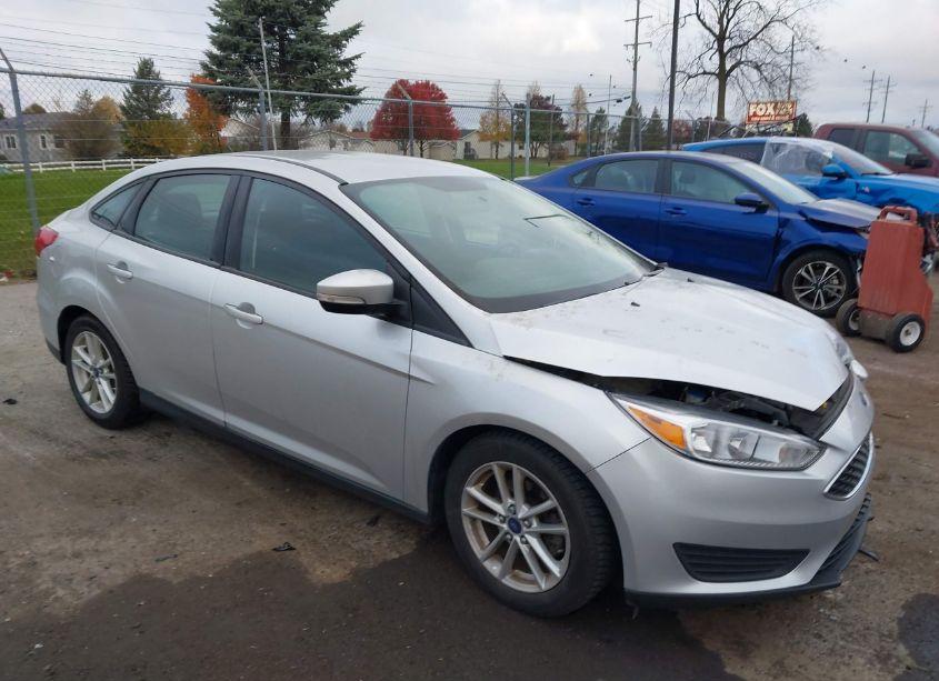 2016 Ford Focus SE (VIN 1FADP3F24GL220554) main photo