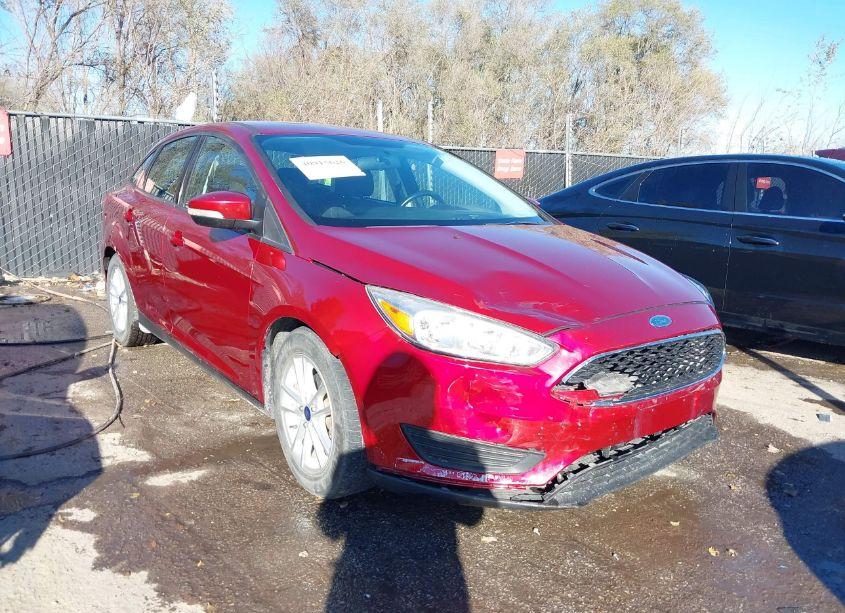 2016 Ford Focus SE (VIN 1FADP3F24GL262867) main photo