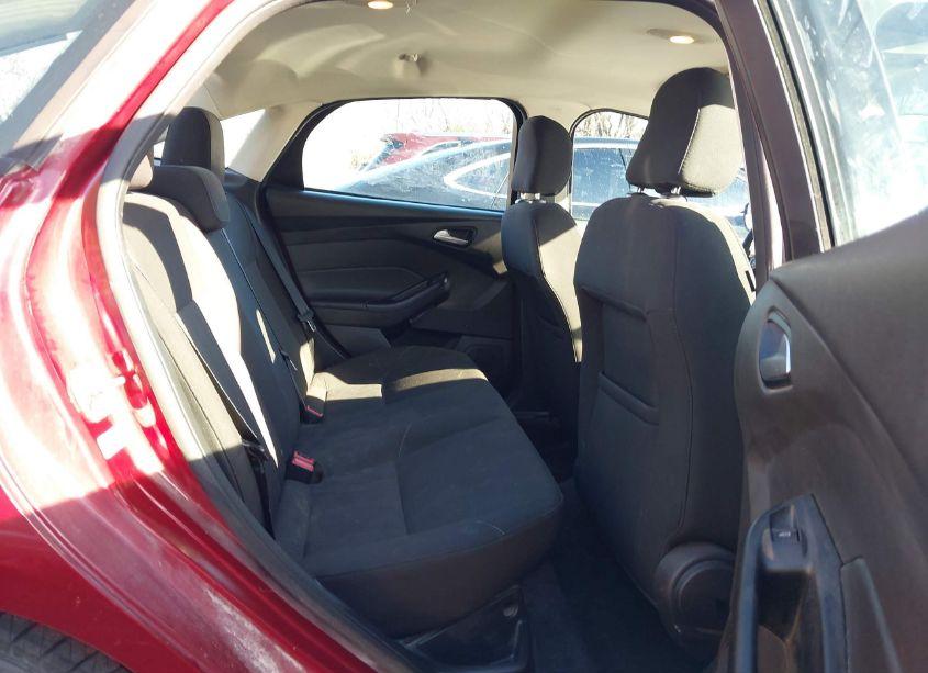 Photo 8 of 2016 Ford Focus SE (VIN 1FADP3F24GL262867)