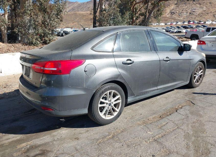 Photo 4 of 2016 Ford Focus SE (VIN 1FADP3F24GL282908)