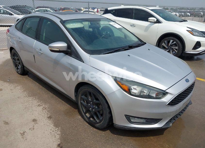 2016 Ford Focus SE (VIN 1FADP3F24GL295366) main photo