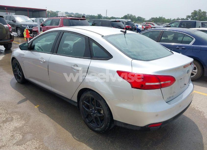 Photo 3 of 2016 Ford Focus SE (VIN 1FADP3F24GL295366)