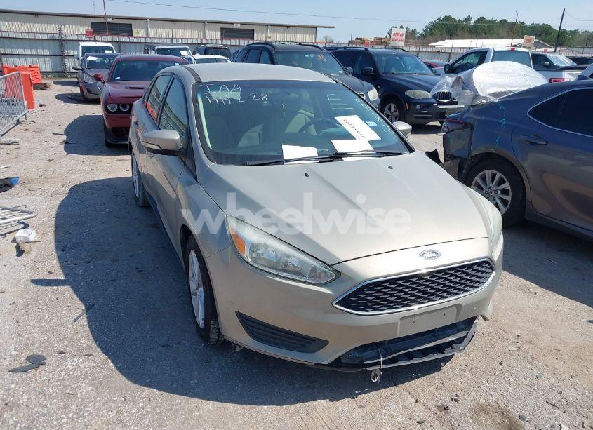 2016 Ford Focus SE (VIN 1FADP3F24GL352729) main photo