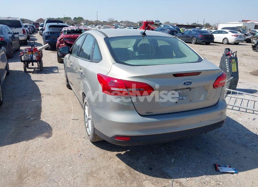 Photo 3 of 2016 Ford Focus SE (VIN 1FADP3F24GL352729)