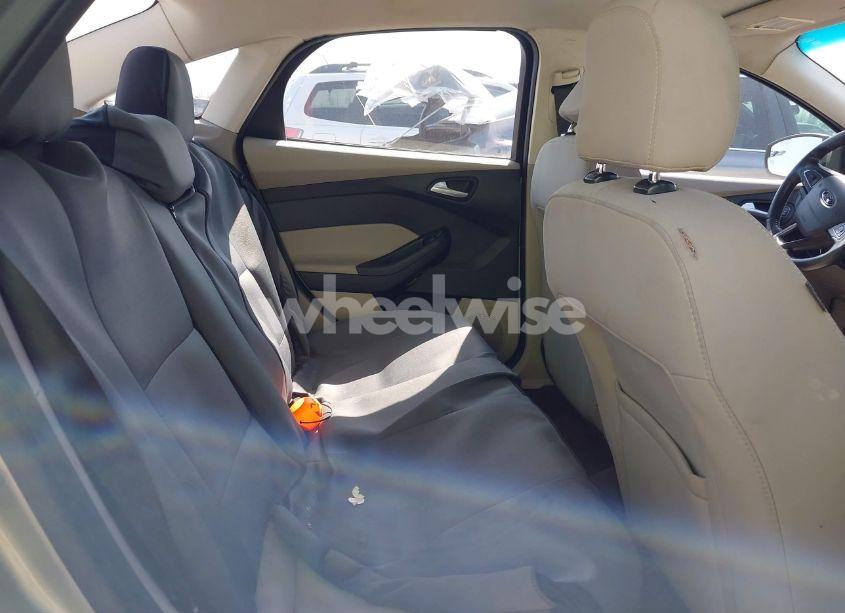 Photo 8 of 2016 Ford Focus SE (VIN 1FADP3F24GL352729)