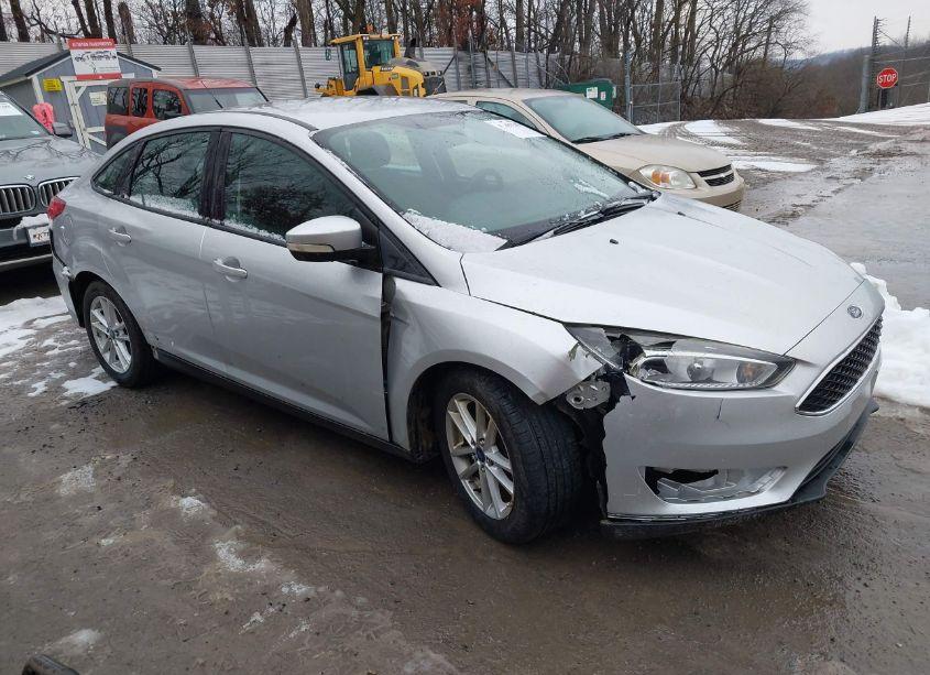 2016 Ford Focus SE (VIN 1FADP3F24GL377405) main photo