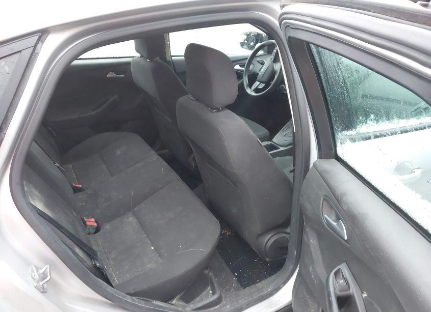 Photo 8 of 2016 Ford Focus SE (VIN 1FADP3F24GL377405)