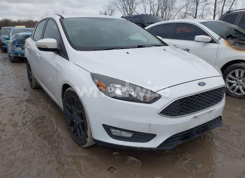2016 Ford Focus SE (VIN 1FADP3F24GL397864) main photo