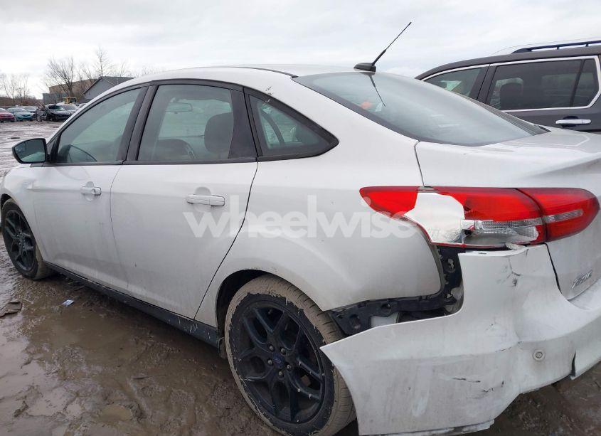 Photo 15 of 2016 Ford Focus SE (VIN 1FADP3F24GL397864)