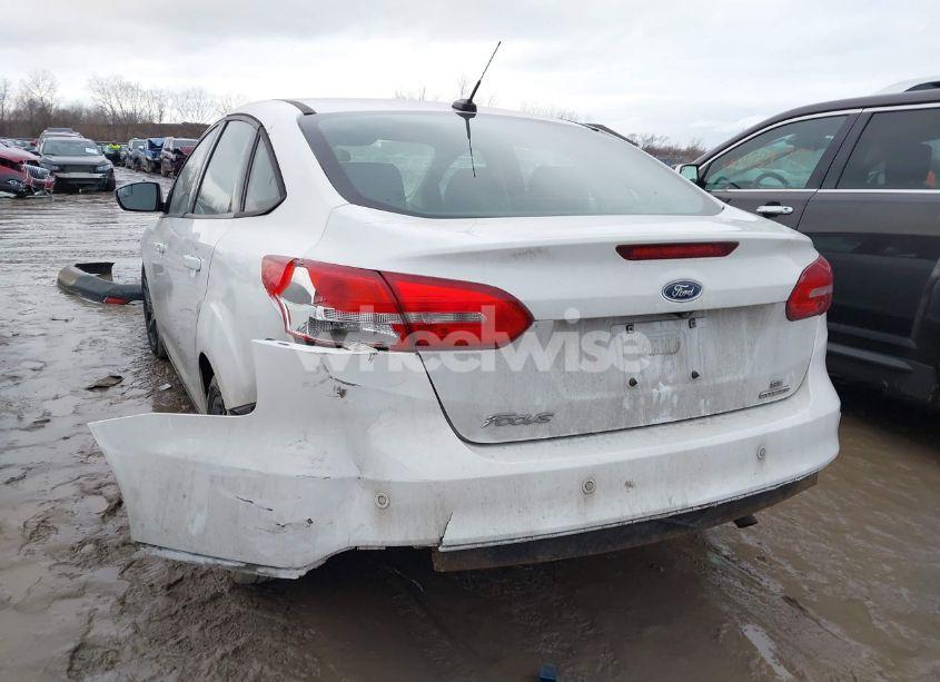 Photo 3 of 2016 Ford Focus SE (VIN 1FADP3F24GL397864)