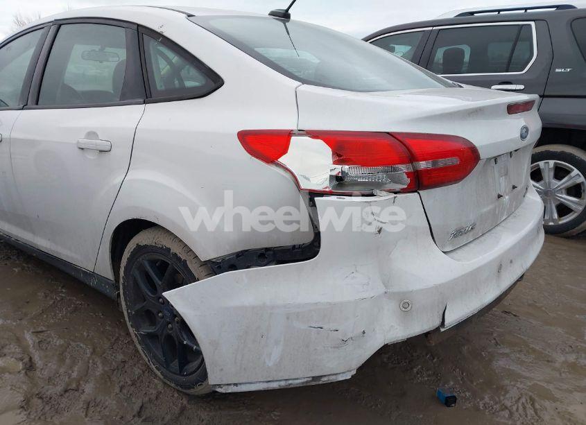 Photo 6 of 2016 Ford Focus SE (VIN 1FADP3F24GL397864)