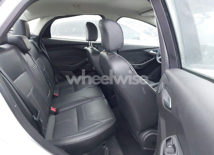 Photo 8 of 2016 Ford Focus SE (VIN 1FADP3F24GL397864)