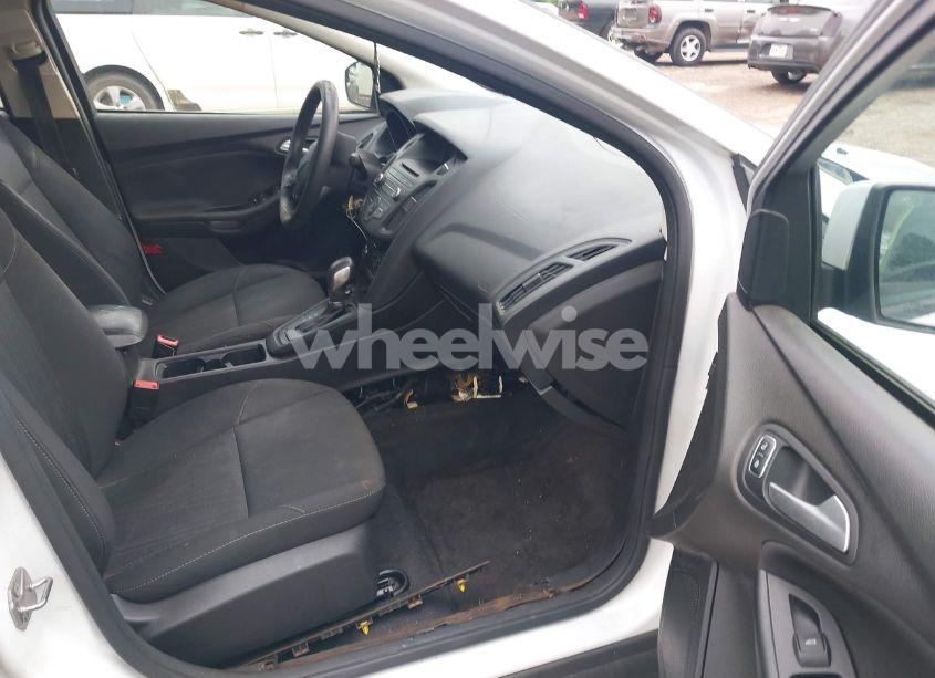 Photo 5 of 2017 Ford Focus SE (VIN 1FADP3F24HL204937)