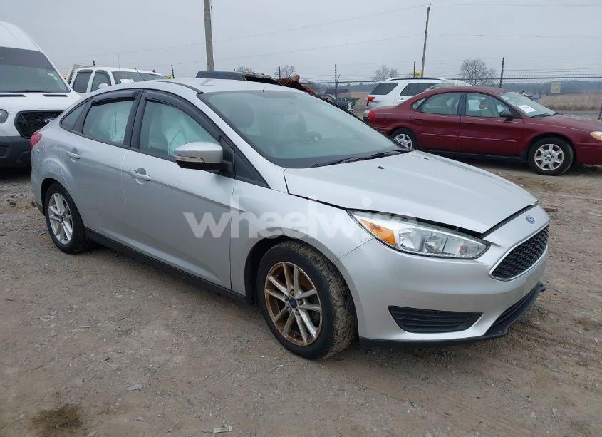 2017 Ford Focus SE (VIN 1FADP3F24HL212410) main photo