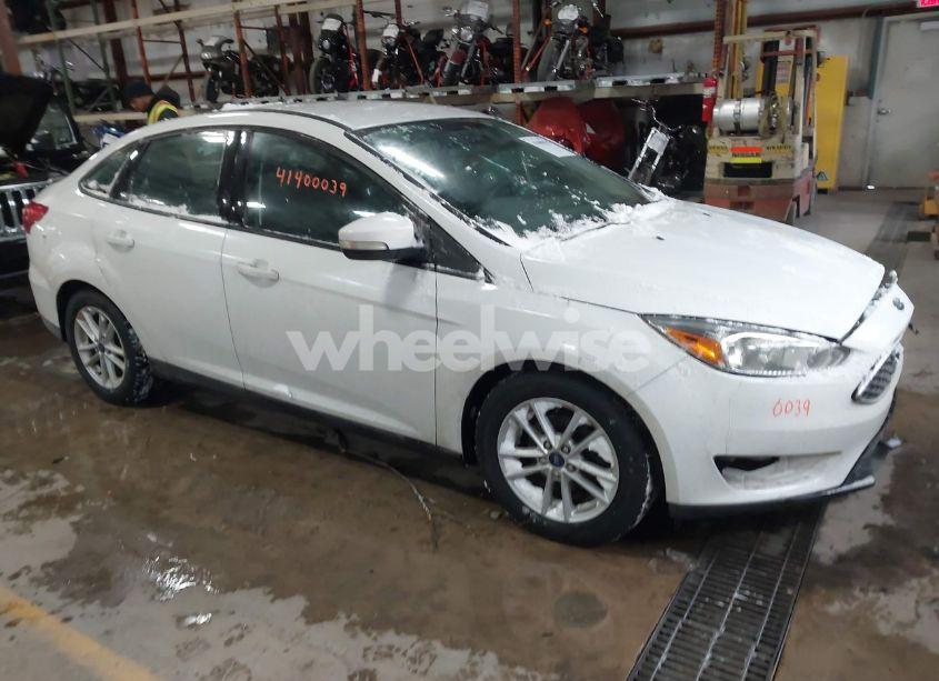 2017 Ford Focus SE (VIN 1FADP3F24HL219177) main photo