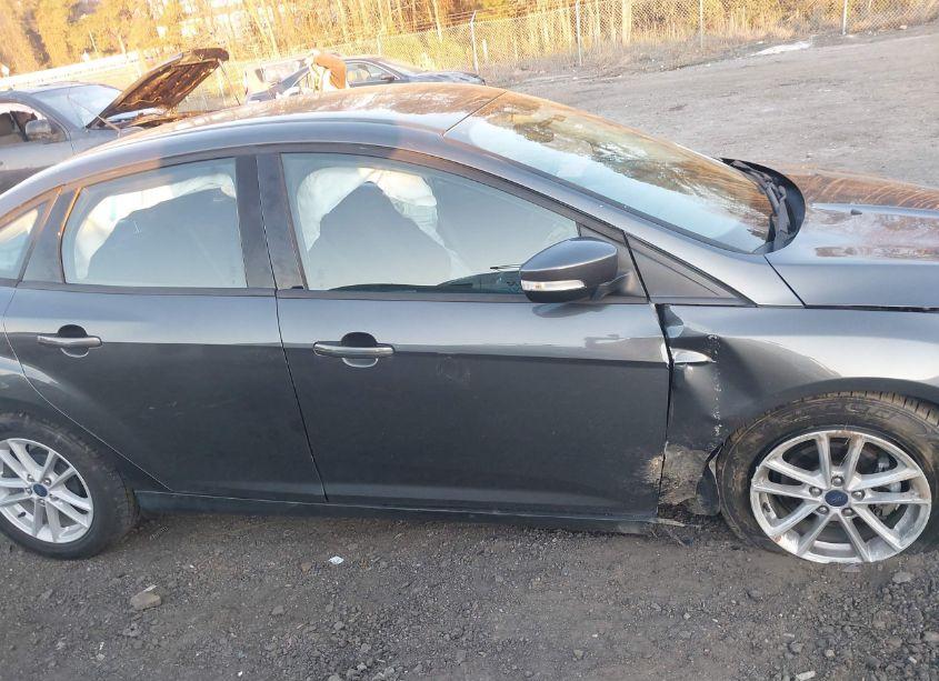 Photo 14 of 2017 Ford Focus SE (VIN 1FADP3F24HL233077)