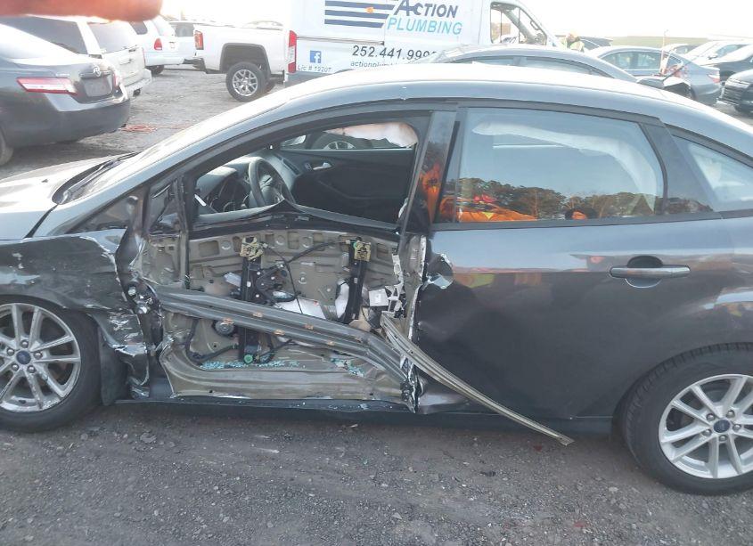 Photo 15 of 2017 Ford Focus SE (VIN 1FADP3F24HL233077)