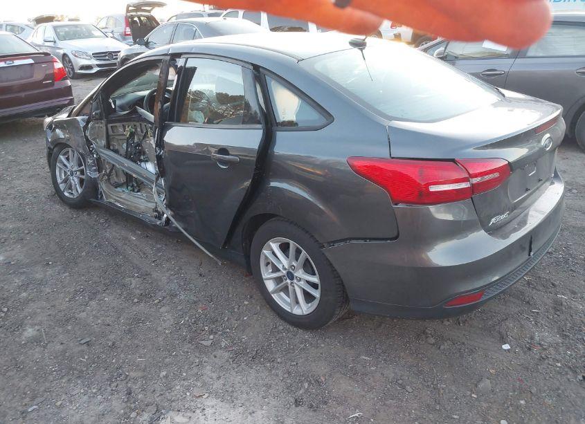 Photo 3 of 2017 Ford Focus SE (VIN 1FADP3F24HL233077)