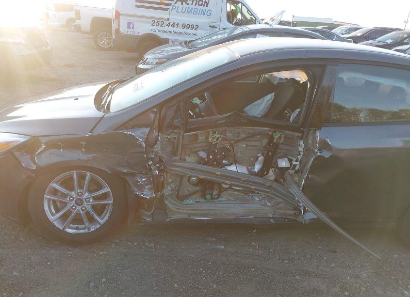 Photo 6 of 2017 Ford Focus SE (VIN 1FADP3F24HL233077)