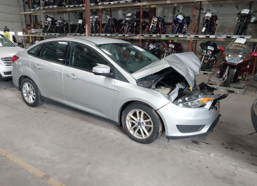 2017 Ford Focus SE (VIN 1FADP3F24HL329016) main photo