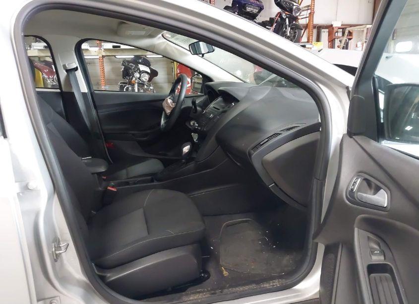 Photo 5 of 2017 Ford Focus SE (VIN 1FADP3F24HL329016)
