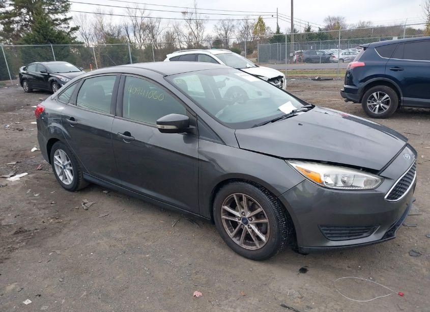 2017 Ford Focus SE (VIN 1FADP3F24HL341117) main photo