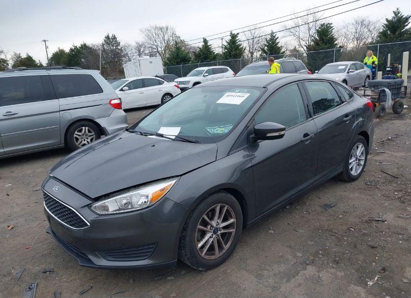 Photo 2 of 2017 Ford Focus SE (VIN 1FADP3F24HL341117)