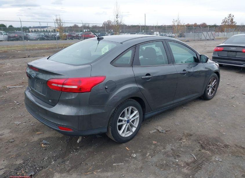 Photo 4 of 2017 Ford Focus SE (VIN 1FADP3F24HL341117)