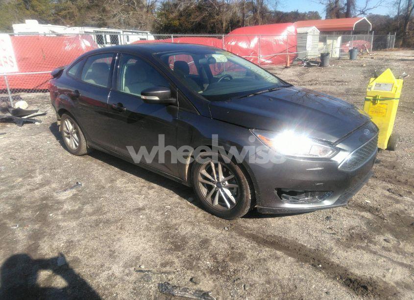 2017 Ford Focus SE (VIN 1FADP3F24HL341621) main photo