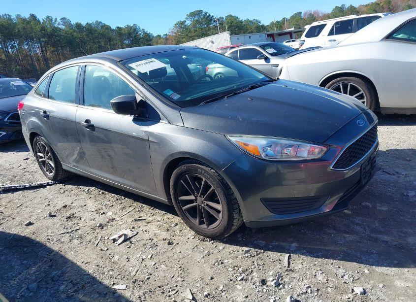 2018 Ford Focus SE (VIN 1FADP3F24JL207102) main photo