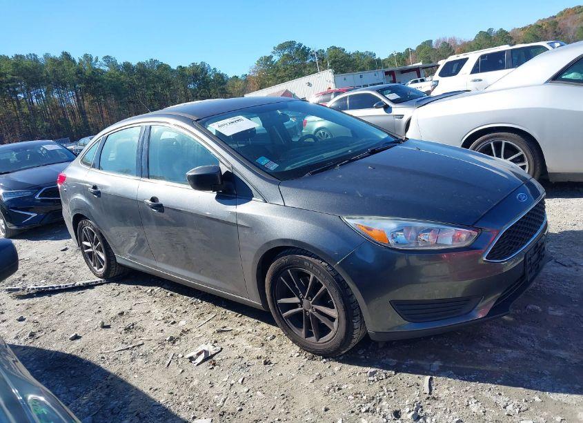 Photo 13 of 2018 Ford Focus SE (VIN 1FADP3F24JL207102)