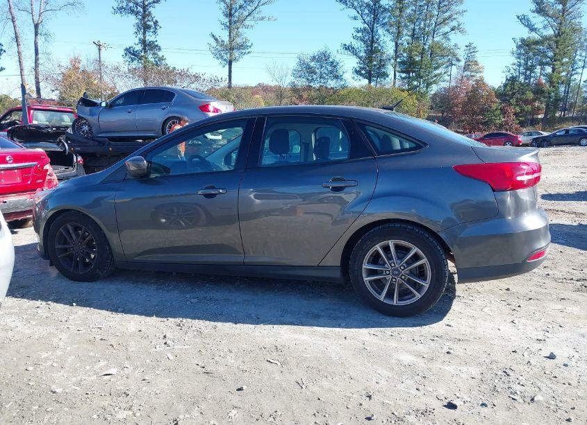 Photo 14 of 2018 Ford Focus SE (VIN 1FADP3F24JL207102)