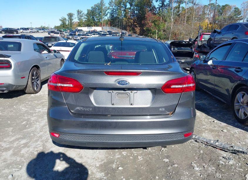 Photo 16 of 2018 Ford Focus SE (VIN 1FADP3F24JL207102)