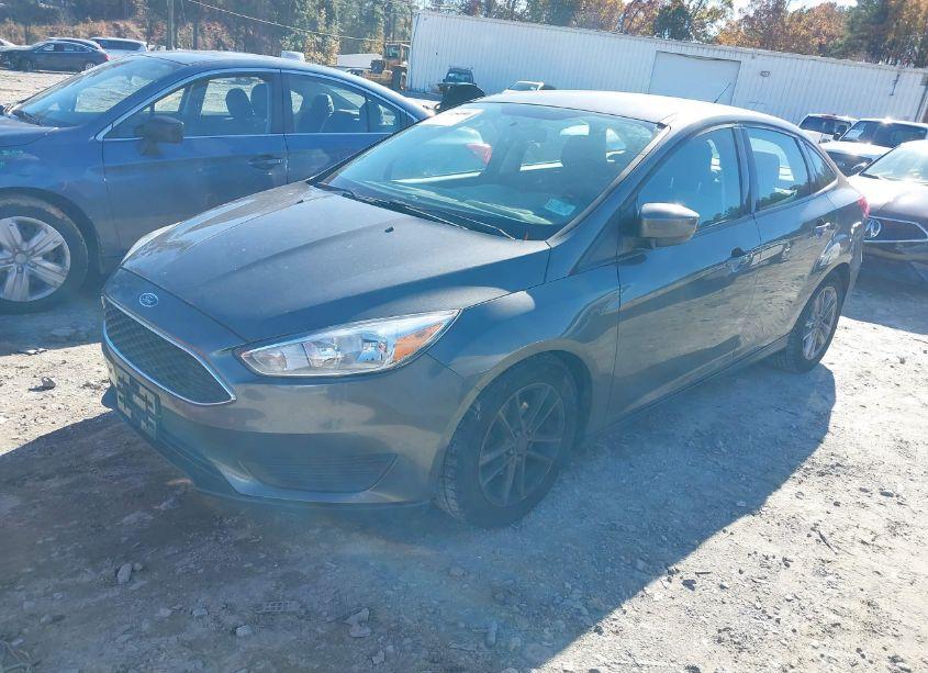 Photo 2 of 2018 Ford Focus SE (VIN 1FADP3F24JL207102)