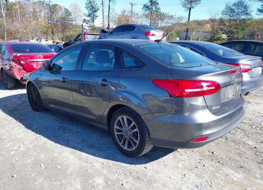 Photo 3 of 2018 Ford Focus SE (VIN 1FADP3F24JL207102)