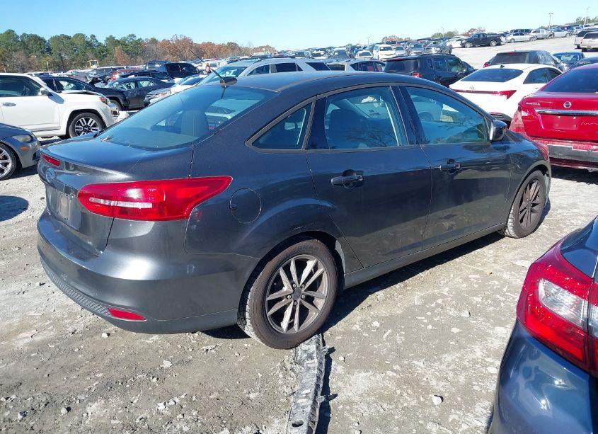 Photo 4 of 2018 Ford Focus SE (VIN 1FADP3F24JL207102)