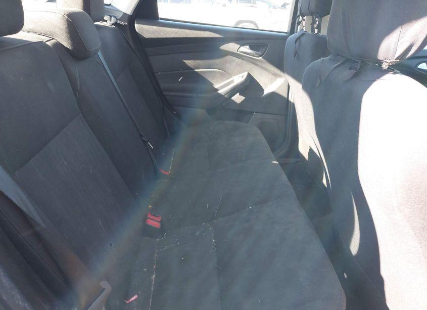 Photo 8 of 2018 Ford Focus SE (VIN 1FADP3F24JL207102)