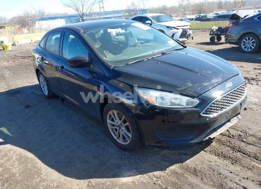 2018 Ford Focus SE (VIN 1FADP3F24JL212798) main photo