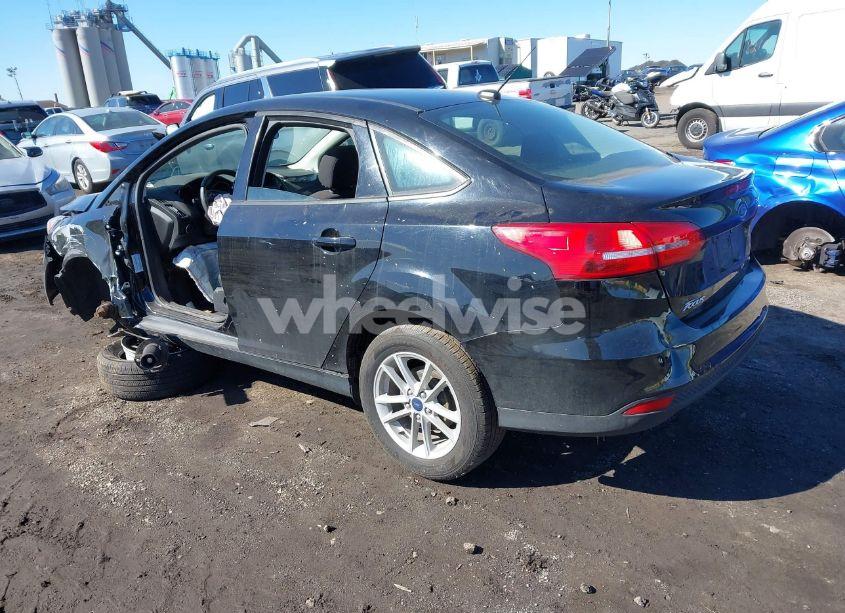 Photo 3 of 2018 Ford Focus SE (VIN 1FADP3F24JL212798)