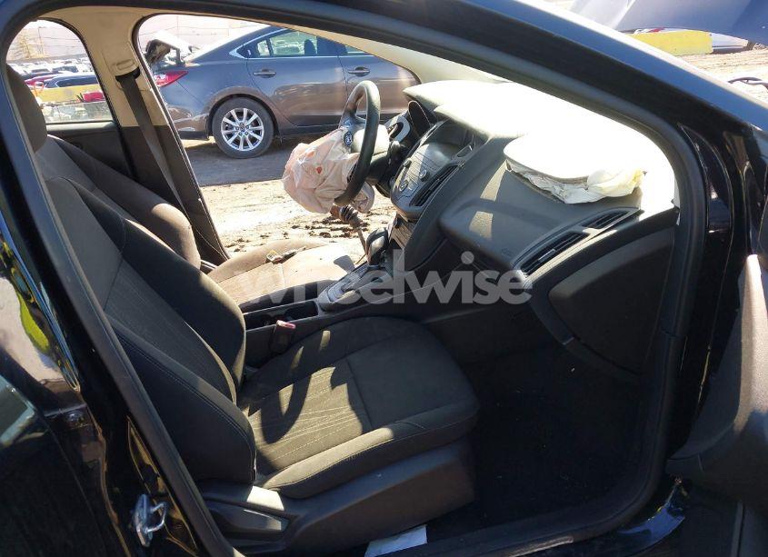 Photo 5 of 2018 Ford Focus SE (VIN 1FADP3F24JL212798)