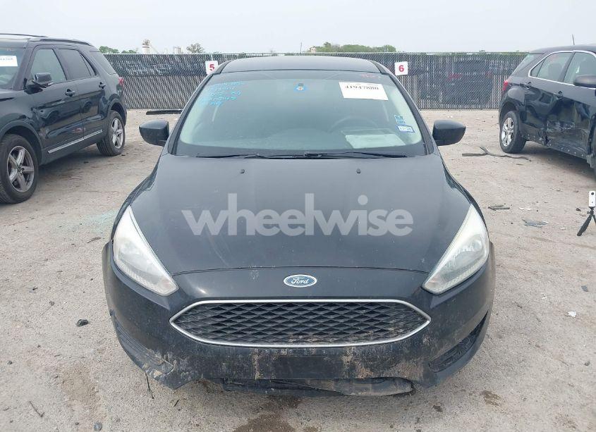 Photo 13 of 2018 Ford Focus SE (VIN 1FADP3F24JL212901)