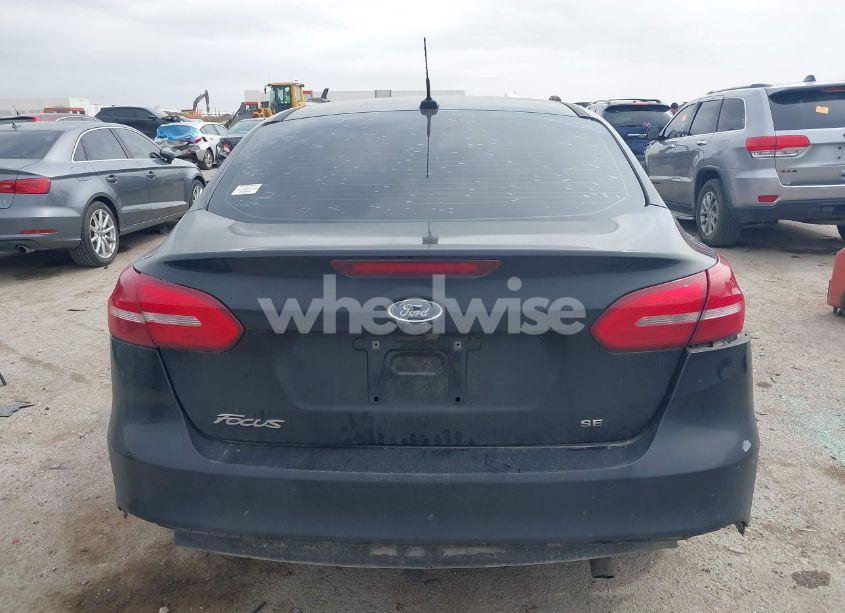Photo 17 of 2018 Ford Focus SE (VIN 1FADP3F24JL212901)