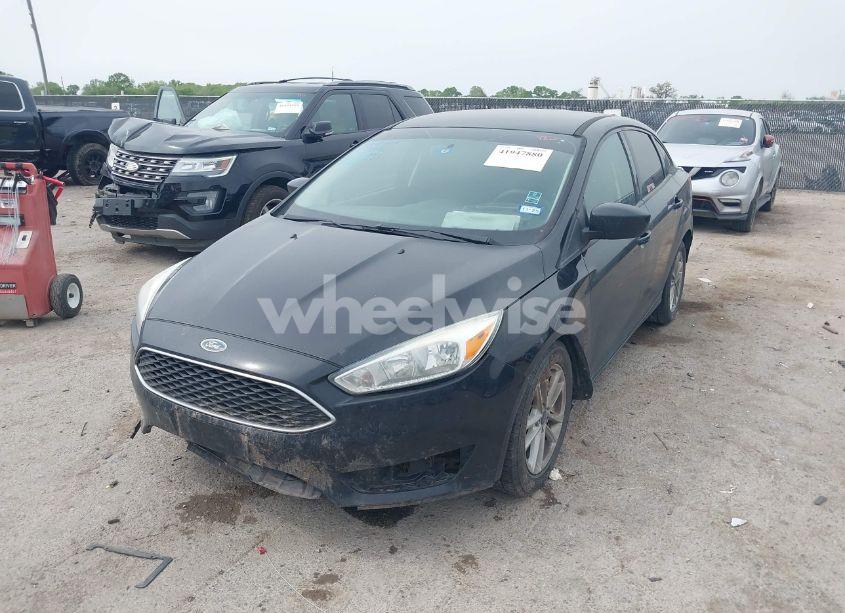 Photo 2 of 2018 Ford Focus SE (VIN 1FADP3F24JL212901)
