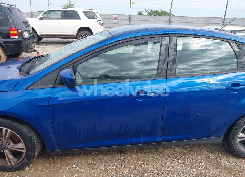 Photo 14 of 2018 Ford Focus SE (VIN 1FADP3F24JL214504)