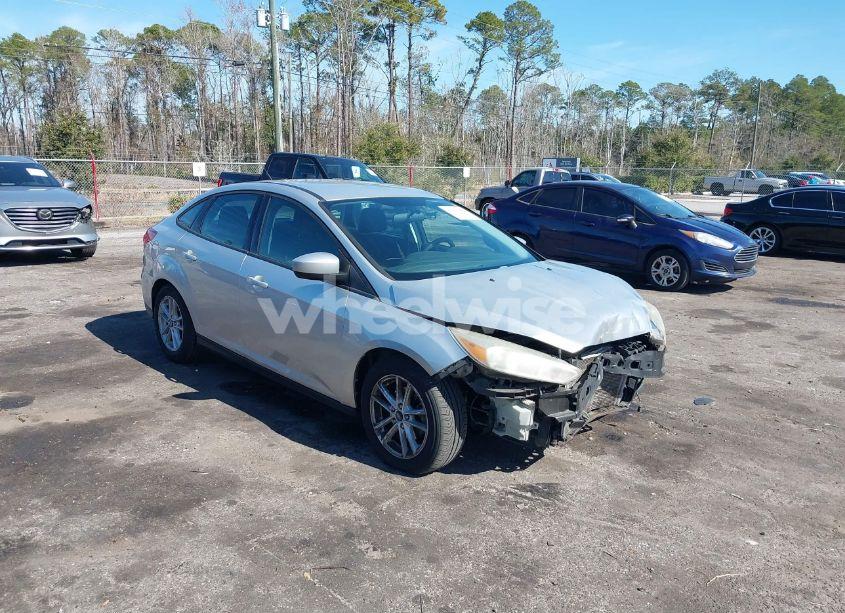 2018 Ford Focus SE (VIN 1FADP3F24JL237037) main photo