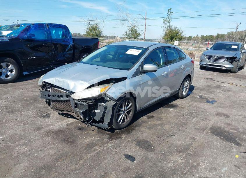 Photo 2 of 2018 Ford Focus SE (VIN 1FADP3F24JL237037)