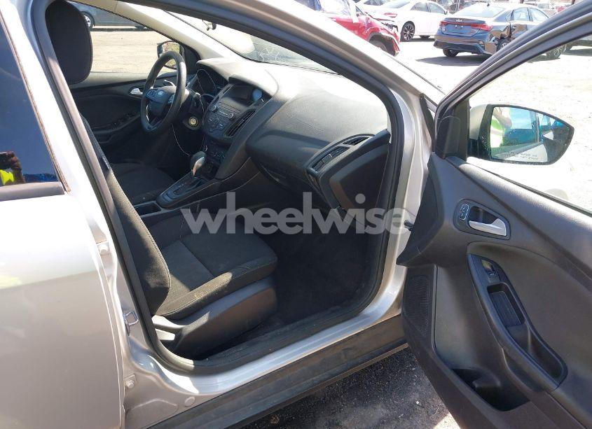 Photo 5 of 2018 Ford Focus SE (VIN 1FADP3F24JL237037)